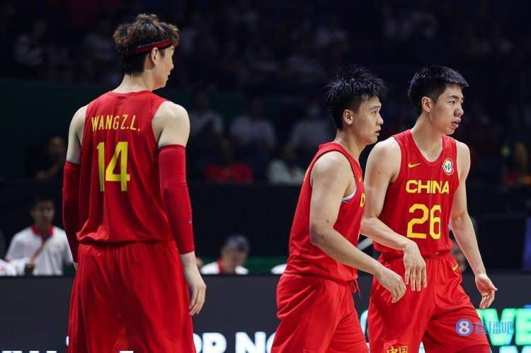 洪五皱眉问道：什么大主顾？经理忙道：有人要包咱们的钻石包厢，包一个月。
